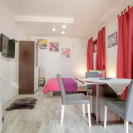Aleksandra Apartment *