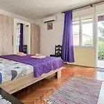 Aleksandra Apartment